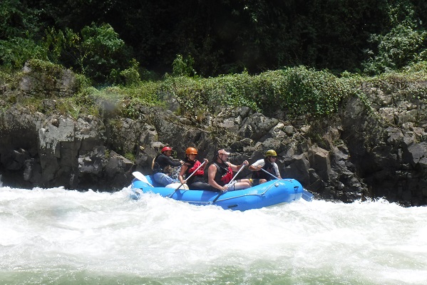 Circuit adrenaline au Costa Rica, rafting sur le Rio Pacuare. Voyage sur mesure