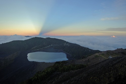 Levé de soleil au sommet du volcan Irazu. 