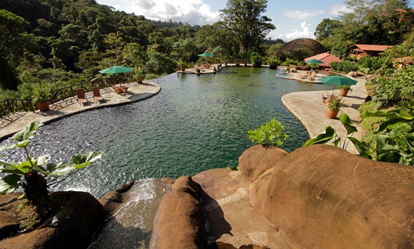 Hotels du volcan Poas Alajuela piscine du Peace lodge parc national du volcan Poas waterfall gardens