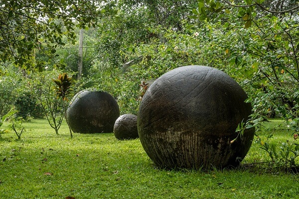 Les sphères précolombiennes du Monument national de Guayabo, Turrialba, Costa Rica, séjour sur mesure au Costa Rica