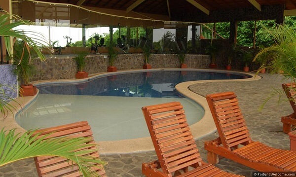 Les hôtels de Monteverde Santa Elena, Piscine a l’Hôtel El Establo