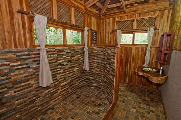 hotels du parc national de Carara, Salle de bain au Macaw Lodge. voyage sur mesure au Costa Rica