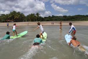 Surf pour les enfants sur les plages du Costa Rica, voyage sur mesure au Costa Rica