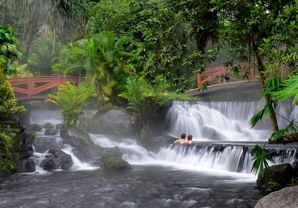 Les sources chaudes du Rio Tabacon au volcan Arenal, découvrir le Costa Rica, voyager au Costa Rica