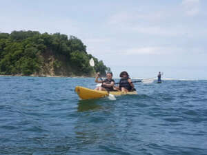 Kayak en mer, playa Samara, cote Pacifique du Costa Rica. Circuit découverte au Costa Rica