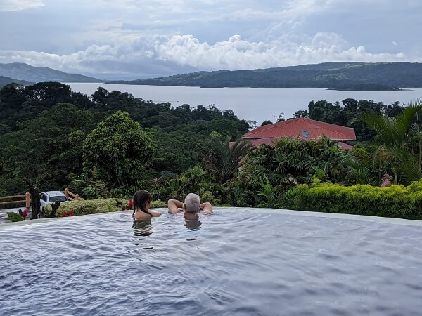 Vue de l’hôtel Linda Vista et de sa piscine d’eau chaude vers le volcan Arenal. Sejour découverte et détente au Costa Rica