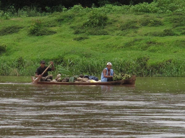 Indigènes en pirogue sur le Rio San Carlos dans la région de Boca Tapada au nord du Costa Rica