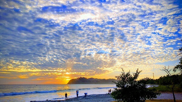 Coucher de soleil a Playa Samara, cote pacifique nord du Costa Rica. Partir au Costa Rica en toute sécurité. 