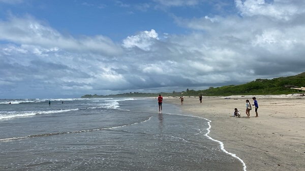 Playa Guiones a Nosara, péninsule de Nicoya au Costa Rica. Pour un sejour sur mesure au Costa Rica en famille. 