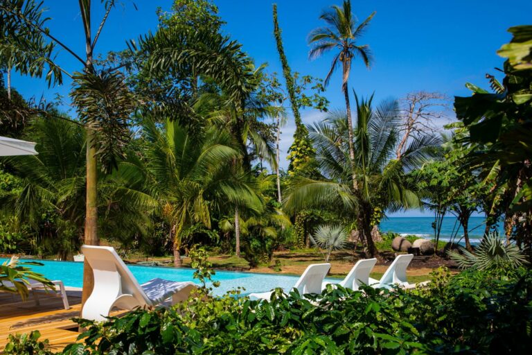 Hotel Le Cameleon Puerto Viejo de Limon, cote plage avec piscine. Agence de voyage au Costa Rica