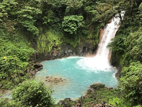 Le parc national du volcan Tenorio, la cascade du Rio Celeste. Agence de voyage locale au Costa Rica