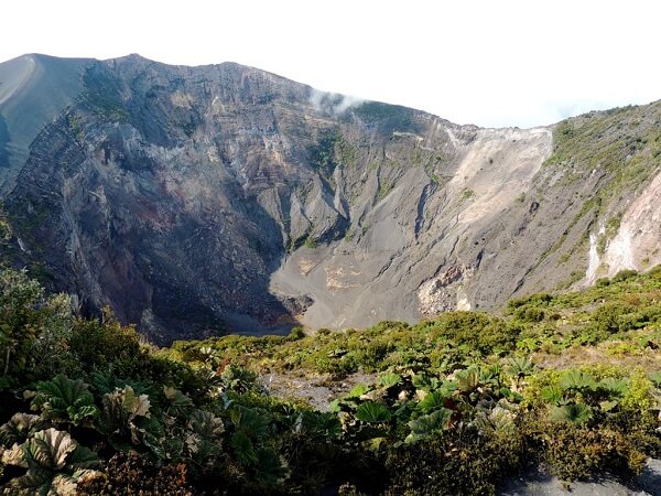 le volcan Turrialba dans le parc national de Turrialba. Volcan en activite