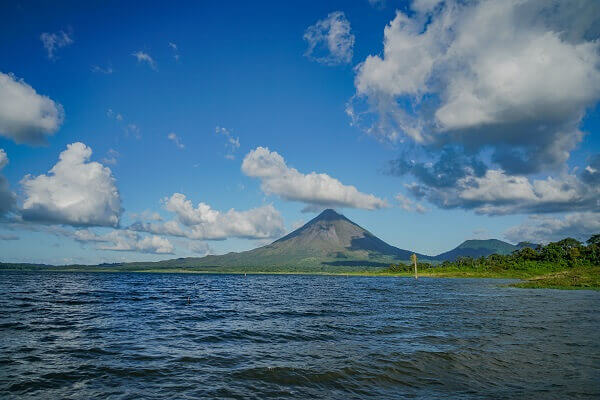 Le volcan Arenal et le Lac Arenal, village de la Fortuna Costa Rica. Circuit détente au Costa Rica, partir au Costa Rica avec une agence de voyage locale.