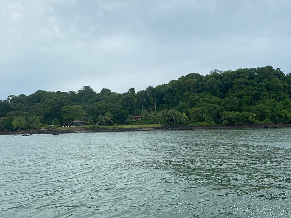 Drake Bay Wilderness vu du large. Peninsule de Osa, parc national de Corcovado. Voyage Costa Rica