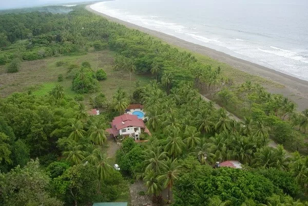 Hotel Beso del Viento face a la plage de Palo Seco au nord de Manuel Antonio, Costa Rica