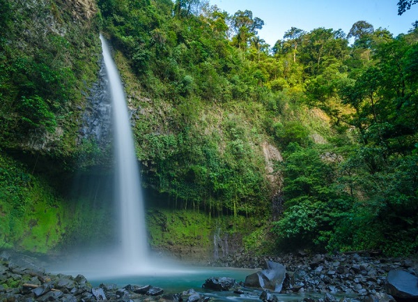 Le parc national du Volcan Arenal. La cascade de la Fortuna