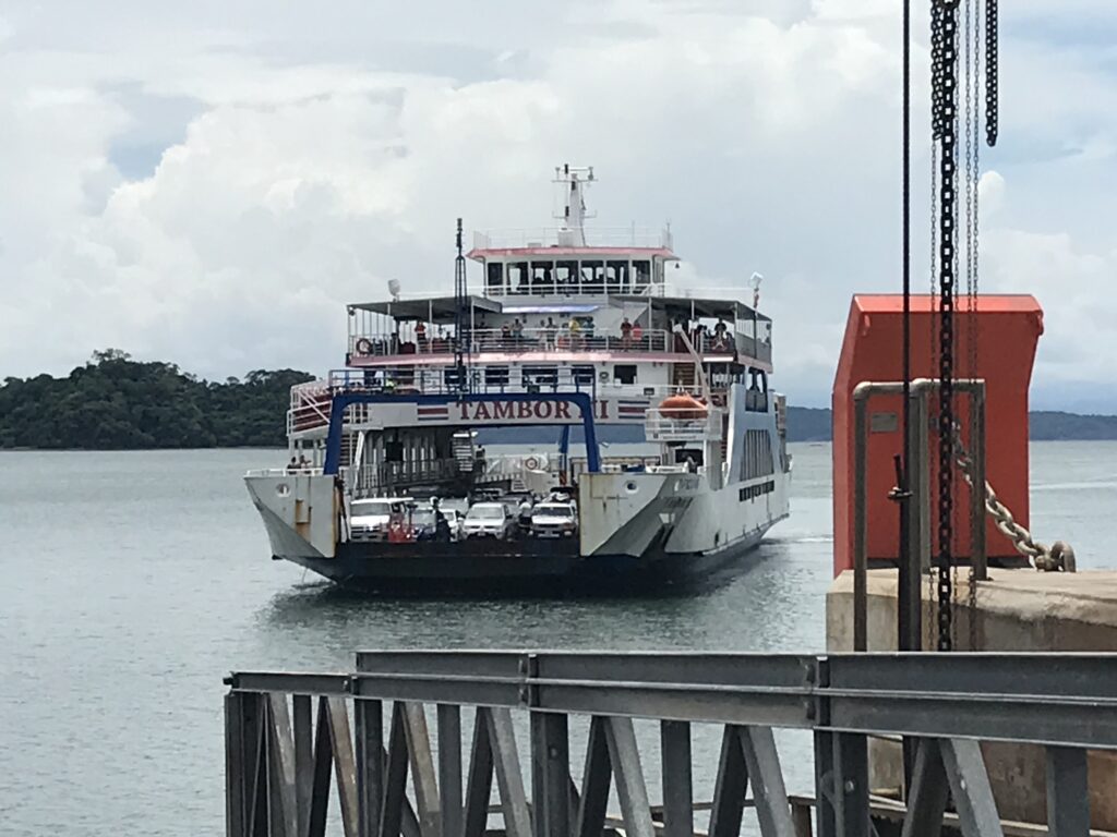 Le ferry de Paquera a Puntarenas au Costa Rica. Costa Rica voyage