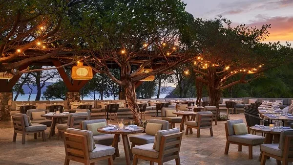 Restaurant sur la plage a l'hotel Four Seasons au Costa Rica. Voyage avec une agence receptive francophone locale au Costa Rica