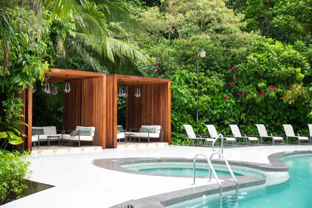 Piscine du pachira Lodge a Tortuguero, Costa Rica. Voyage en famille au Costa Rica
