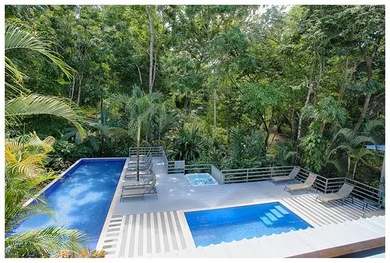 Piscine de l'hotel Plaza Yara dans la jungle de Manuel Antonio. Voyage au costa Rica sur mesure