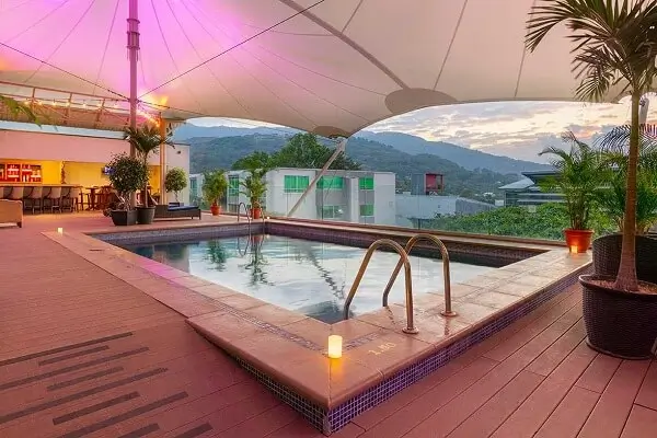 Studio Hotel Boutique a Santa Ana, Costa Rica, piscine avec vue sur les montagnes. Partir au Costa rica