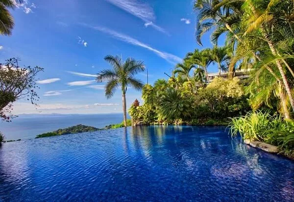 La piscine de l'hotel Villa Caletas. sejour sur mesure au Costa Rica