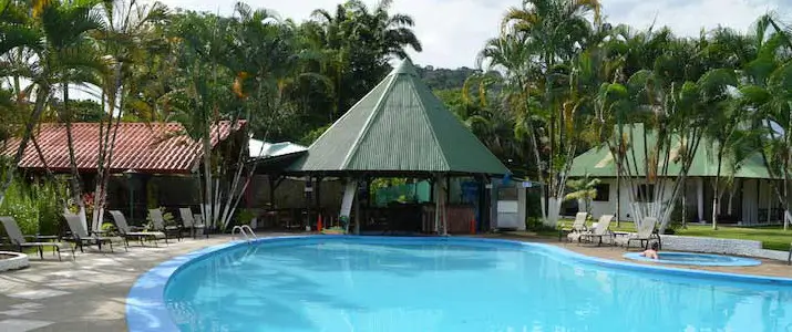 la piscine de l'hotel villas rio mar a dominical. partir au Costa Rica