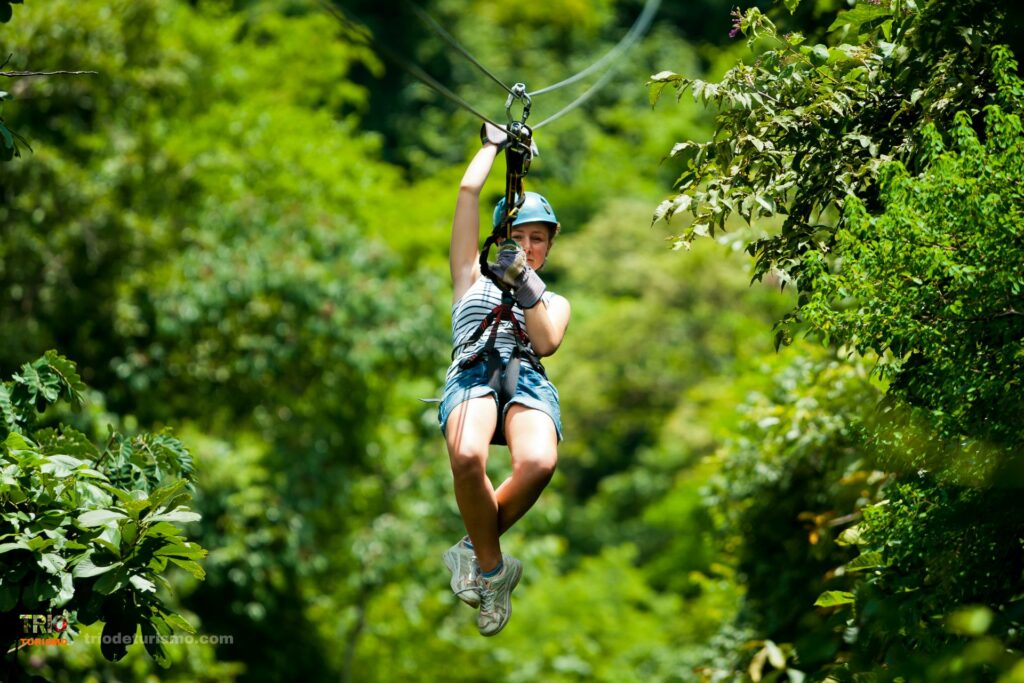Le tourisme vert au Costa Rica, les tyroliennes. 