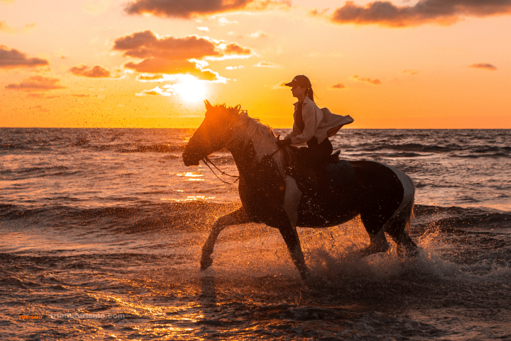 balade à cheval, sur les plages du Costa Rica en couple