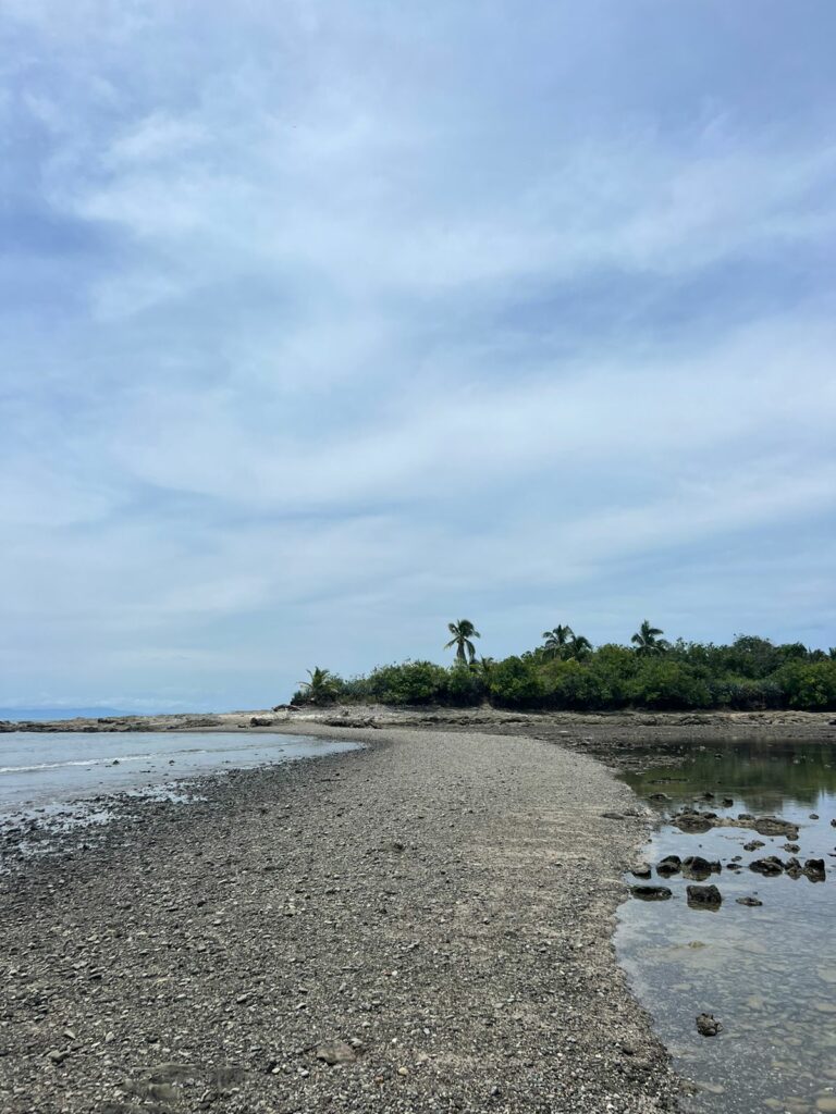 Passage de basse mer pour rejoindre l'Ile de Cabuya, Les îles inexplorées du Costa Rica.