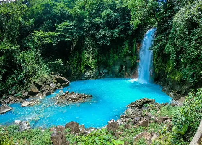 Le Rio Celeste et sa cascade dans le parc national du volcan Tenorio au Costa Rica