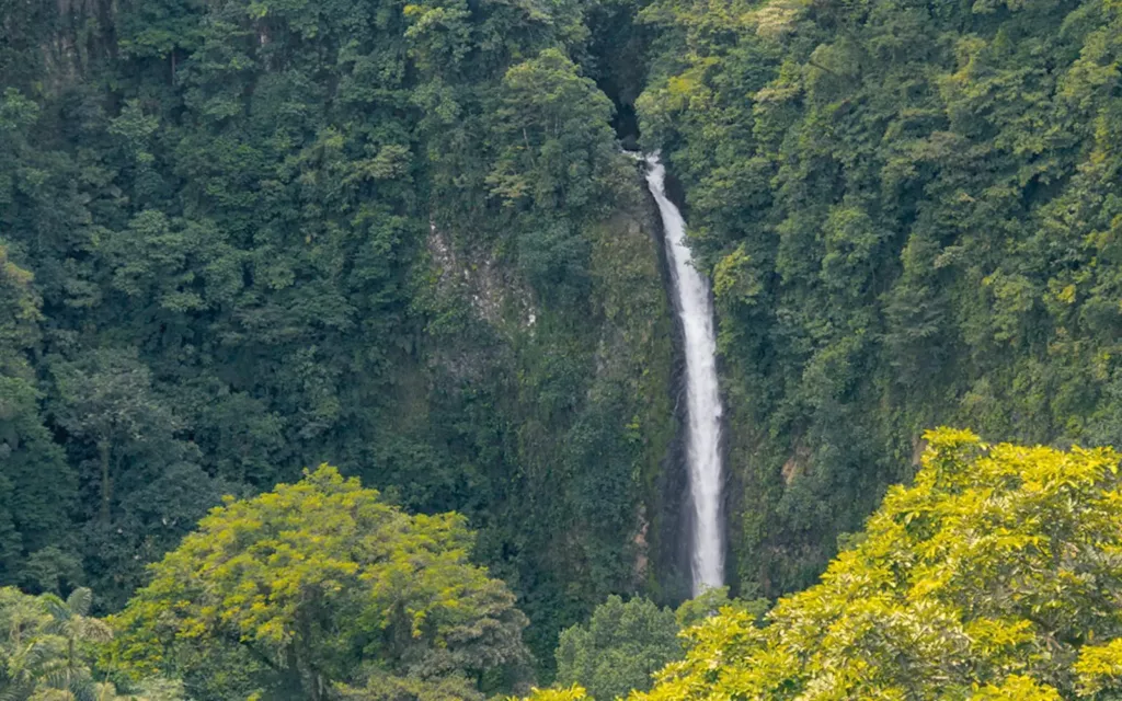La chute d'eau Diamante, au Costa Rica, region de Uvita et Dominical