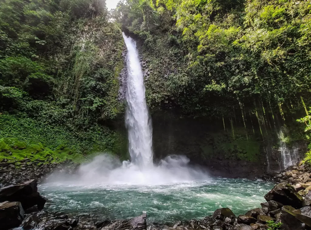 Les cascades du Costa Rica, Cascade de la Fortuna au volcan Arenal. Partir au Costa Rica
