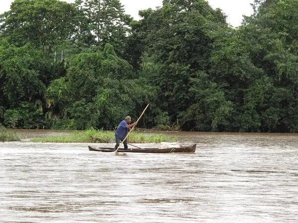 Pirogue sur la rivière Siaola, Rio Yorkin, partir au Costa Rica. 