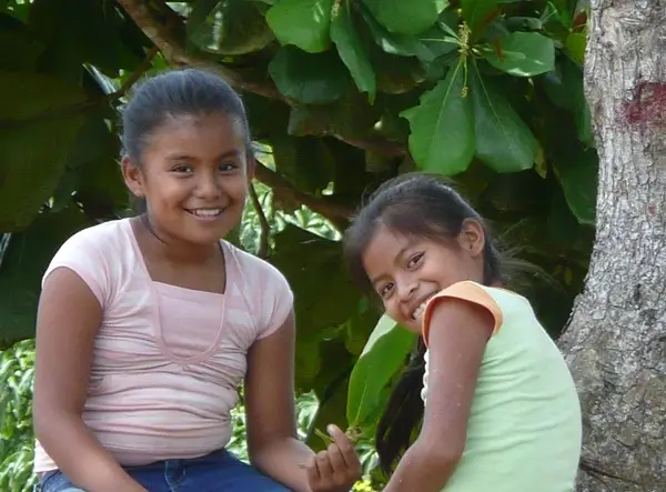 Jeunes filles indigènes au Costa Rica, agence de voyage locale francophone au Costa Rica
