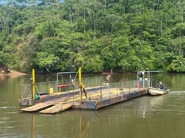 le bac pour traverser le Rio Sierpe à Sierpe. Partir au Costa Rica