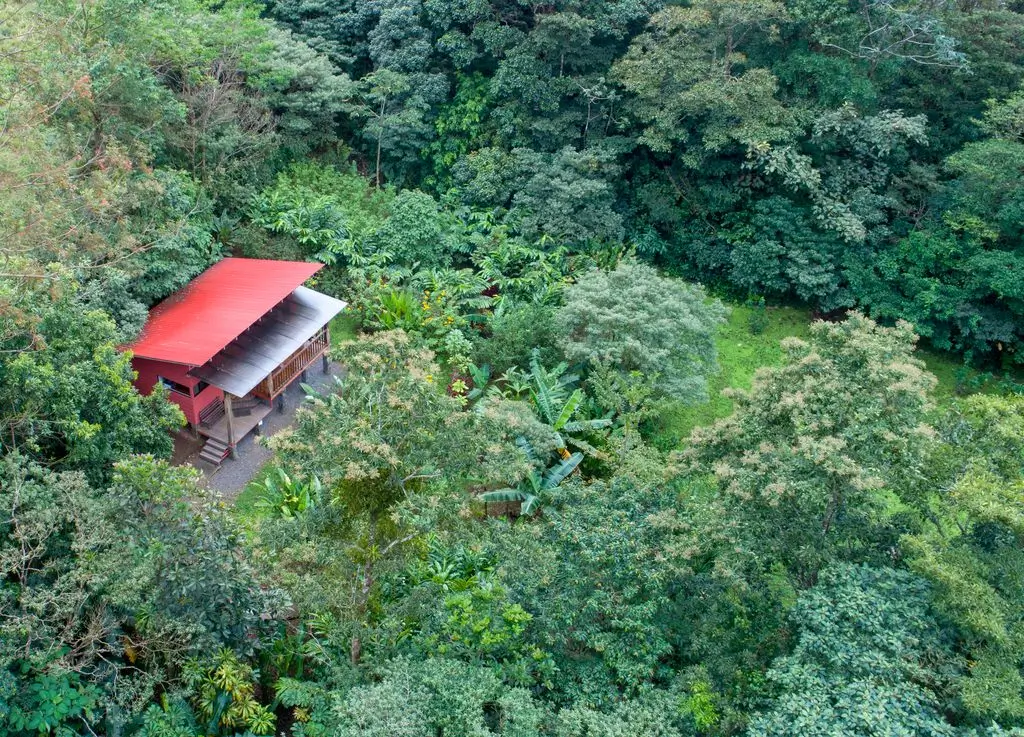 Casitas Tenorio, parc national du volcan Tenorio. Une casita dans la nature