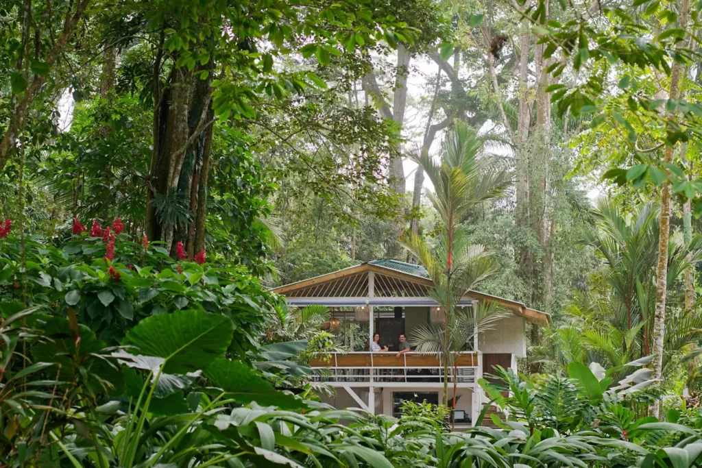 Bungalow de l'hotel Aguas Claras, playa Chiquita au Costa Rica. Voyage a la carte au Costa Rica