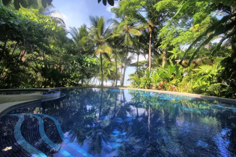 hotel Tropico Latino, playa Santa Teresa
